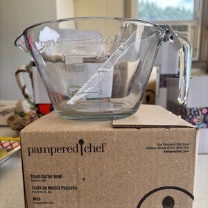 Pampered Chef Small Batter Bowl - 32oz #2432 Mixing Bowl Measuring Cup with lid